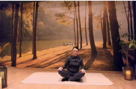 Alle – helt uavhengig av fysiske forutsetninger og form kan delta på Medisinsk Yoga. MediYoga er en yogaform med svært lav terskel og kan utføres både stående, liggende på matte, sittende på gulvet, og på stol og nå kan vi endelig tilby Mediyoga kurs på NEMUS.